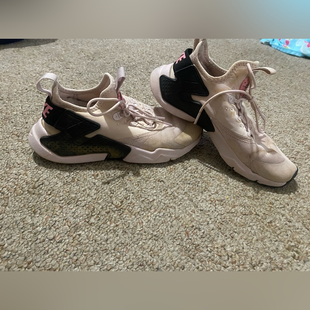 NIKE Huaraches size 5y (7w)